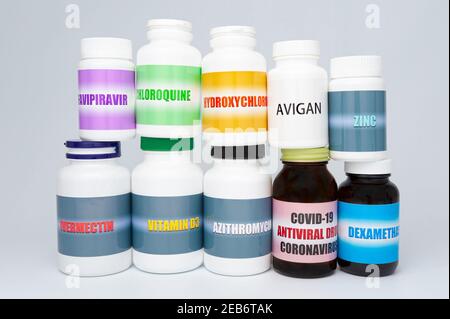 Concept médical - médicaments utilisés dans le traitement et la prévention de COVID-19. Isolé sur fond blanc. Banque D'Images