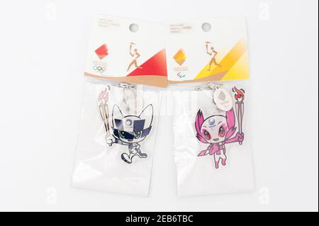 Tokyo, Japon - 4 janvier 2021 : 2020 Tokyo Olympic Mascot Miraitowa et Someity keychain officiel sous licence en plastique. Vue avant. Banque D'Images