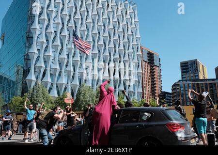 LONDRES - 31 MAI 2020 : des manifestants se trouvent devant l'ambassade américaine de Battersea où la vie noire est importante. Les manifestants créent un embouteillage Banque D'Images