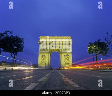 2000 SENTIERS DE LUMIÈRE AUTOMOBILE HISTORIQUES ARC DE TRIOMPHE (©1836 CHARLES CHALGRIN) DE L’ETOILE PLACE CHARLES DE GAULLE PARIS FRANCE Banque D'Images