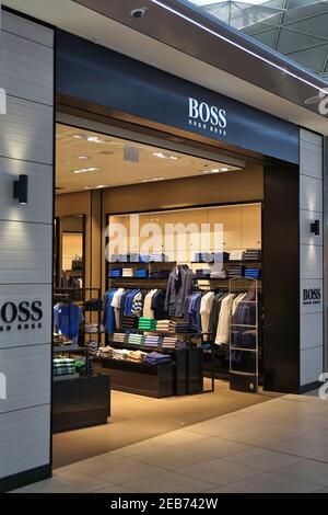 LONDRES, Royaume-Uni - 24 AVRIL 2016 : boutique de mode Hugo Boss dans la zone hors taxes de l'aéroport de Londres Stansted, Royaume-Uni. Avec 22.5 millions de passagers en 2015 Stansted wa Banque D'Images