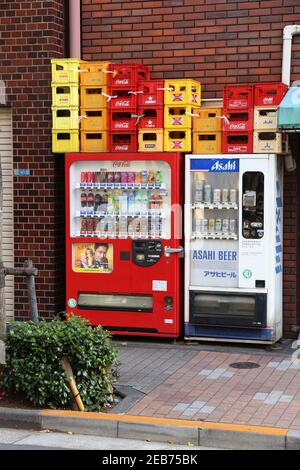 TOKYO, JAPON - 29 NOVEMBRE 2016 : distributeurs de boissons non alcoolisées et de bière à Tokyo. Le Japon est célèbre pour ses distributeurs automatiques, avec plus de 5.5 millions Banque D'Images