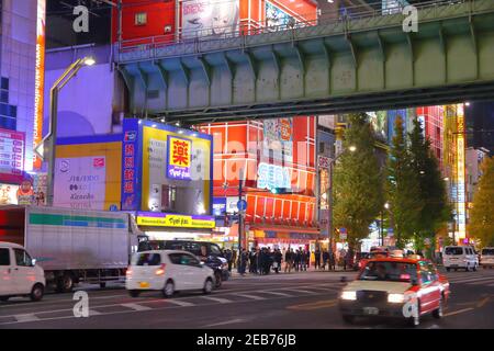 TOKYO, JAPON - 1er DÉCEMBRE 2016 : les gens marchent dans le quartier d'Akihabara à Tokyo, au Japon. Le quartier d'Akihabara est connu sous le nom de quartier de la ville électrique, il a la réputation Banque D'Images