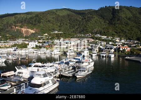 PICTON, NOUVELLE-ZÉLANDE - 6 MARS 2009 : bateaux dans le port de plaisance de Picton Harbour. Picton est un important port reliant South Island à North Island of New Banque D'Images