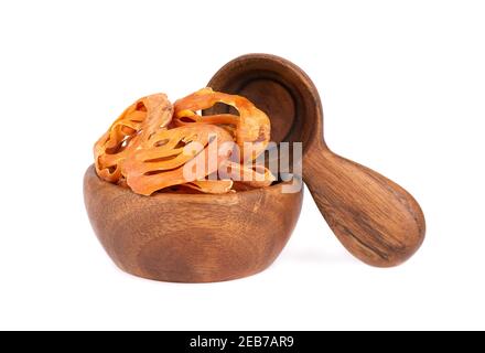 Mace dans un bol en bois, isolé sur fond blanc. Fleur de muscade, myristica fragrans. Épices naturelles, assaisonnement asiatique. Banque D'Images