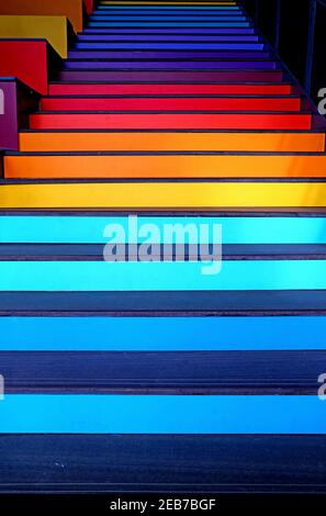 Escalier en bois coloré menant à l'étage supérieur Banque D'Images