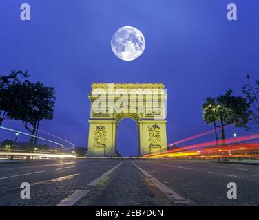 2000 SENTIERS DE LUMIÈRE AUTOMOBILE HISTORIQUES ARC DE TRIOMPHE (©1836 CHARLES CHALGRIN) DE L’ETOILE PLACE CHARLES DE GAULLE PARIS FRANCE Banque D'Images