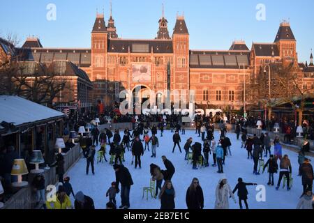 Une patinoire artificielle à l'extérieur du musée Van Gogh d'Amsterdam, vivante avec toutes sortes de personnes appréciant l'hiver hollandais! Banque D'Images