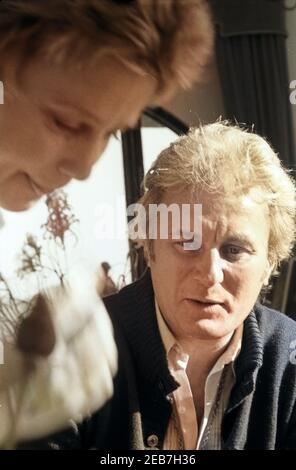 Die österreichische Schauspielerin Maria Schell mit Ehemann Veit Relin, Deutschland 1970 er Jahre. Maria Schell actrice autrichienne avec mari Veit Relin, l'Allemagne des années 1970. 24x36Neg565 Banque D'Images