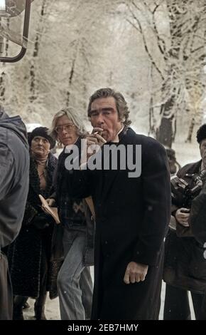 Acteurs et Actrices und der deutsche régisseur Jürgen Goslar bei einer Zigarette im Schnee, Deutschland 1970 er Jahre. L'acteur et metteur en scène allemand Jürgen Goslar fumer une cigarette dans la neige, l'Allemagne des années 1970. 24x36Neg713 Banque D'Images