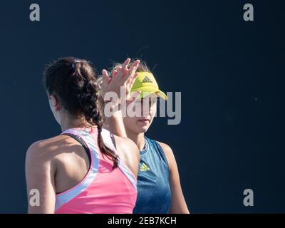 Melbourne, Australie. 12 février 2021. Anna Kalinskaya (R)/Viktoria Kuzmova réagit lors du deuxième tour de match entre Yang Zhaoxuan/Xu Yifan, de Chine, et Anna Kalinskaya, de Russie/Viktoria Kuzmova, de Slovaquie, à l'Open d'Australie à Melbourne Park, en Australie, le 12 février 2021. Credit: Hu Jingchen/Xinhua/Alay Live News Banque D'Images