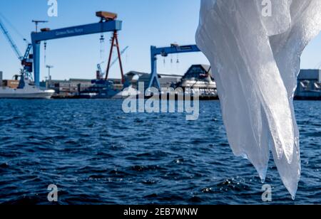 Kiel, Allemagne. 12 février 2021. Des glaces pendent d'une jetée sur le fjord de Kiel, en face du chantier naval des « chantiers navals allemands ». Credit: Axel Heimken/dpa/Alay Live News Banque D'Images