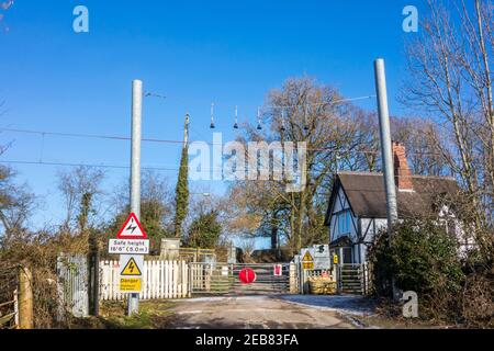 Traversée de niveau de chemin de fer de campagne rurale avec porte à commande manuelle vers Ouvert pour vous permettre de traverser à Oakhanger Barhomley Cheshire Banque D'Images