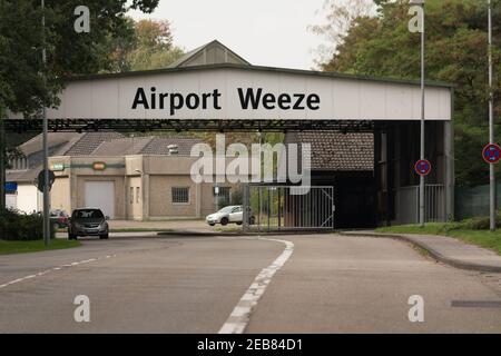 WEEZE, NRW, ALLEMAGNE - 10 SEPTEMBRE 2018 : accès militaire à l'aéroport de Weeze avec d'anciens bâtiments de casernes Banque D'Images