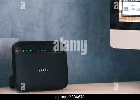 Un ZYXEL, haut débit domestique, routeur Internet. Banque D'Images