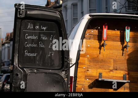 « pub-on-Wheels » à Clapham, dans le sud de Londres. George et Finn conduisent aux portes des gens pour leur verser des pintes et créer plus d'une expérience de pub que des boîtes dans leur salon. Date de la photo : vendredi 12 février 2021. Banque D'Images