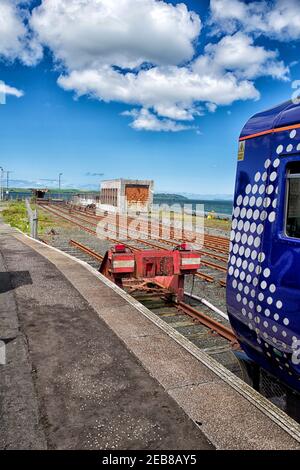 Vue vers la fin de la ligne de chemin de fer depuis Ayr à la gare de Stranraer Harbour à l'été 2019 Banque D'Images