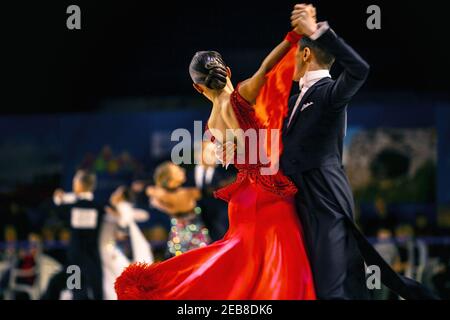 danseurs du près homme et femme dansant à la valse en compétition Banque D'Images