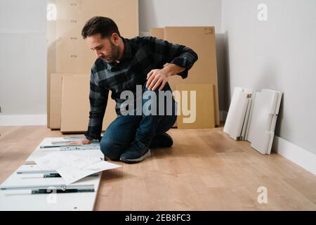 Portrait de l'homme assemblant des meubles. Faites-le vous-même assemblage de meubles. Banque D'Images