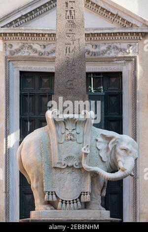 Elephant and Obélisque, conçu par l'artiste italien Gian Lorenzo Bernini. Il a été dévoilé en 1667 sur la Piazza della Minerva à Rome, à côté de la Th Banque D'Images