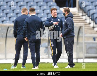 Stade BT Murrayfield, Édimbourg.Écosse Royaume-Uni.12 février 21. Scotland Rugby Squad session d'entraînement pour le match Guinness six Nations contre Wales Pic shows Scotland Captain Stuart Hogg (Exeter Chiefs) discute avec l'entraîneur assistant Chris Paterson Credit: eric cowmcat/Alay Live News Banque D'Images