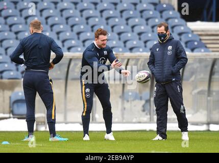 Stade BT Murrayfield, Édimbourg.Écosse Royaume-Uni.12 février 21. Scotland Rugby Squad session d'entraînement pour le match Guinness six Nations contre Wales Pic montre l'Écosse Capitaine Stuart Hogg (Exeter Chiefs) et l'entraîneur d'assistance Chris Paterson. Crédit : eric mccowat/Alay Live News Banque D'Images