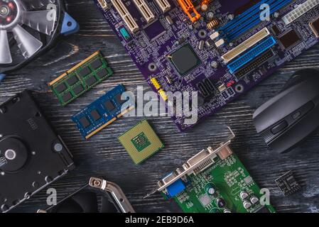 La configuration matérielle de l'ordinateur est définie sur un arrière-plan sombre. Le concept d'une technologie numérique à semi-conducteurs moderne Banque D'Images