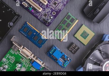 La configuration matérielle de l'ordinateur est définie sur un arrière-plan sombre. Le concept d'une technologie numérique à semi-conducteurs moderne Banque D'Images