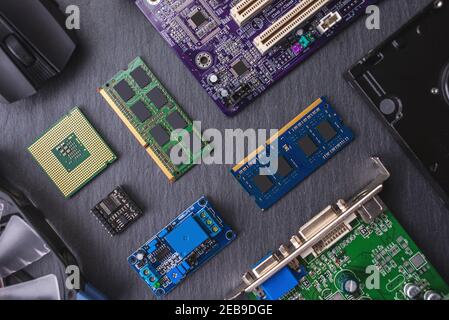 La configuration matérielle de l'ordinateur est définie sur un arrière-plan sombre. Le concept d'une technologie numérique à semi-conducteurs moderne Banque D'Images