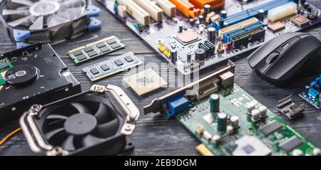 La configuration matérielle de l'ordinateur est définie sur un arrière-plan sombre. Le concept d'une technologie numérique à semi-conducteurs moderne Banque D'Images