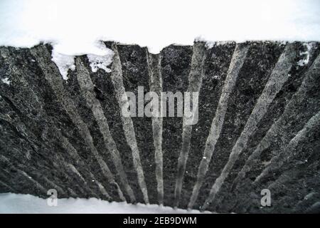 blocs de granit se sont querillés en hiver. Beaucoup de neige Banque D'Images