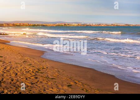 Coucher de soleil sur la plage de sable sur la flèche entre Pomorie et Aheloy, Bulgarie Banque D'Images