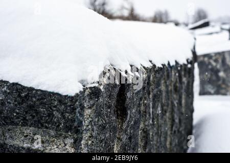 blocs de granit se sont querillés en hiver. Beaucoup de neige Banque D'Images