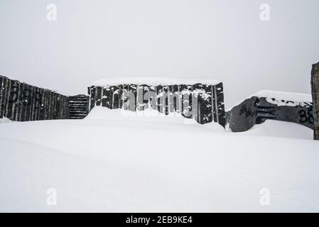 blocs de granit se sont querillés en hiver. Beaucoup de neige Banque D'Images