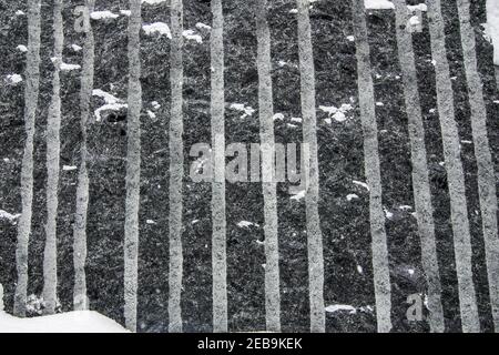 blocs de granit se sont querillés en hiver. Beaucoup de neige Banque D'Images