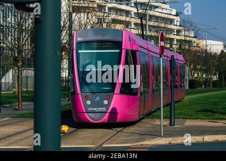 Reims France 12 février 2021 tramway électrique moderne pour les passagers qui roulent dans les rues de Reims pendant la pandémie du coronavirus et le confinement de l'imp Banque D'Images