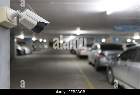 Outil CCTV sur fond de parking de voiture, équipement pour les systèmes de sécurité et ont un espace de copie pour la conception. Banque D'Images