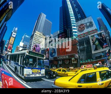 Les taxis jaune HISTORIQUE 2001 TIMES SQUARE MANHATTAN NEW YORK USA Banque D'Images