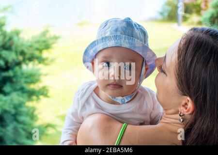 Portrait de bébé dans les bras de mère Banque D'Images