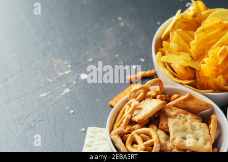 En-cas de bière sur table en pierre. Divers crackers, chips de pommes de terre. Vue de dessus Banque D'Images