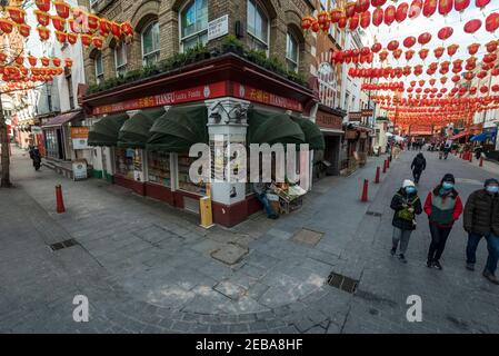 Londres, Royaume-Uni. 12 février 2021. Des lanternes rouges sont suspendues dans le quartier chinois de la capitale à l'occasion du nouvel an chinois, l'année de l'Ox. La région demeure calme en raison de la pandémie de coronavirus. Avec des restrictions de verrouillage, il n'y aura pas de célébrations formelles. Au lieu de cela, les organisateurs accueilleront des événements en ligne. Credit: Stephen Chung / Alamy Live News Banque D'Images