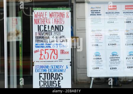 Hereford UK 12 février 2021 - vacances outre-mer annoncées Dans la fenêtre des agents de voyage s'affiche pendant le verrouillage pour les vacances en Novembre 2021 Banque D'Images