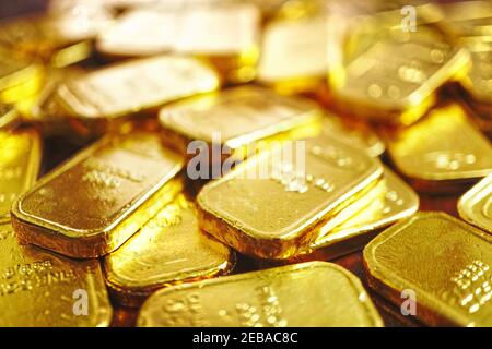Accent sélectif sur le groupe de barres d'or réparties sur la table du millonaire , concept d'investissement . Banque D'Images