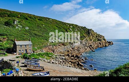 Penberth Cove se trouve sur la côte sud de la péninsule de Land’s End, à environ 3½ milles au sud-est de Sennen Cove. La crique soutient toujours une petite fle de pêche Banque D'Images