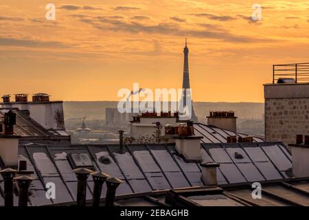 Paris, France - 11 février 2021 : rare journée enneigée à Paris. Les toits parisiens couverts de neige et la Tour Eiffel en arrière-plan, vue depuis le mon Banque D'Images