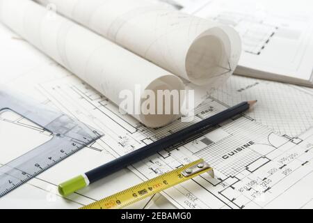 Ensemble d'équipement de dessin posé sur la maison et la cuisine plans de mise en page avec rouleaux de dessins d'architecte Banque D'Images