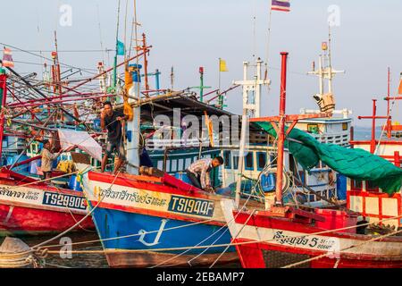 PATTAYA, THAÏLANDE - 02 février 2021: À Naklua près de Pattaya dans le district de Chonburi en Thaïlande, vous pouvez voir de nombreux bateaux de pêcheurs thaïlandais à la jetée de pêche Banque D'Images