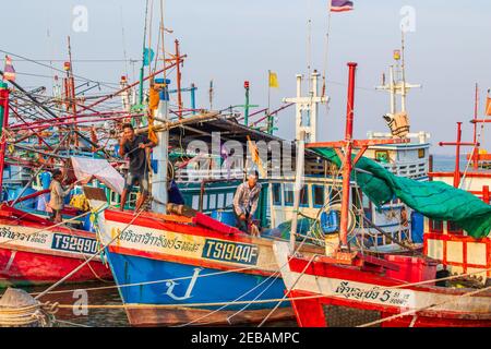 PATTAYA, THAÏLANDE - 02 février 2021: À Naklua près de Pattaya dans le district de Chonburi en Thaïlande, vous pouvez voir de nombreux bateaux de pêcheurs thaïlandais à la jetée de pêche Banque D'Images