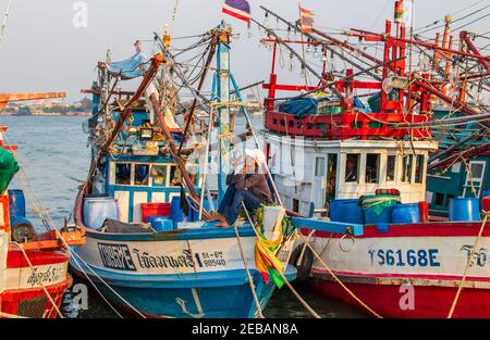 PATTAYA, THAÏLANDE - 02 février 2021: À Naklua près de Pattaya dans le district de Chonburi en Thaïlande, vous pouvez voir de nombreux bateaux de pêcheurs thaïlandais à la jetée de pêche Banque D'Images