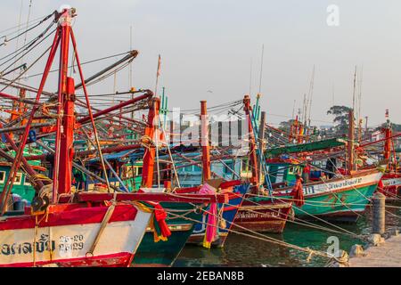 PATTAYA, THAÏLANDE - 02 février 2021: À Naklua près de Pattaya dans le district de Chonburi en Thaïlande, vous pouvez voir de nombreux bateaux de pêcheurs thaïlandais à la jetée de pêche Banque D'Images